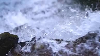 4k实拍山间河流水流溪流流动的水流视频的预览图